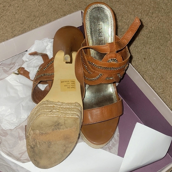Really cute open toe soft brown heels. Very comfortable worn a few time. - Picture 2 of 4